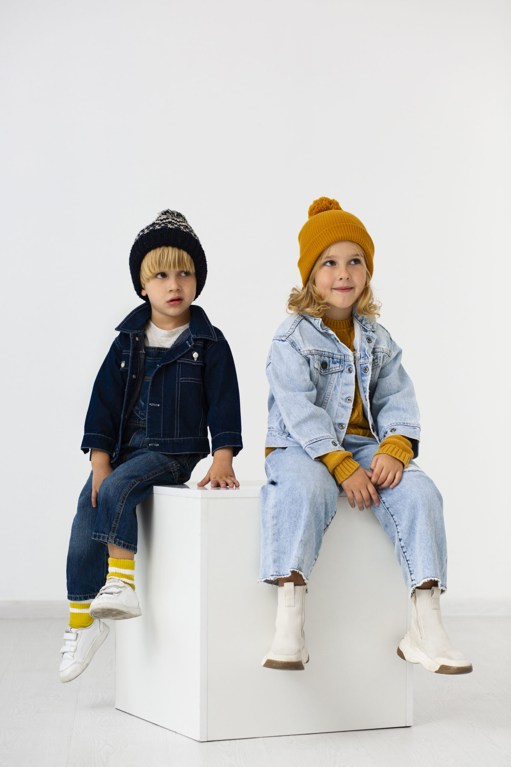full shot kids posing together