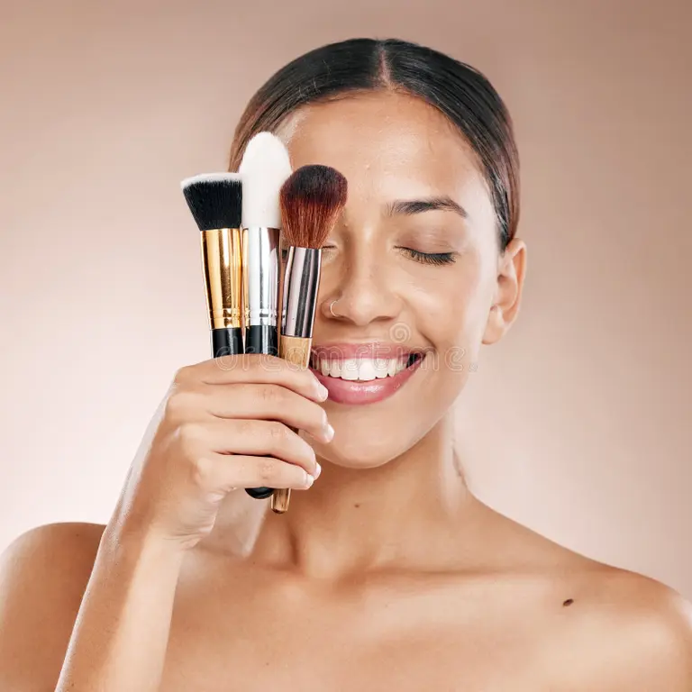 outils de maquillage et brosse avec visage femme beauté cosmétiques bien être dans le fond du studio traitement facial 265664874
